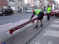 Załadunek tramwaju na specjalną platformę do przewozu pojazdów szynowych