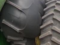 Zepsuta opona niszczy karoserię ciągnika