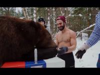 Rosjanie siłują się na rękę z niedźwiedziem