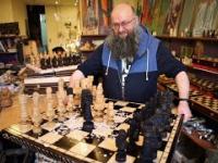 Mistrz w rzeźbieniu figur szachowych