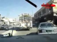 Konwój US Army jadzie przez zatłoczone irakijskie ulice