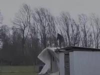 Wzmacnianie dachu szopy podczas burzy