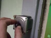 Minimalistyczny dzwonek do drzwi