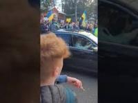 Wściekły tłum atakuje samochód ambasadora Rosji w Irlandii - Dublin