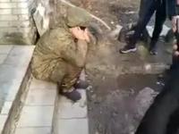 Rosyjski żołnierz płacze jak dziecko