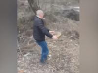 Ukrainiec z papierosem w ustach przenosi minę w bezpieczne miejsce!