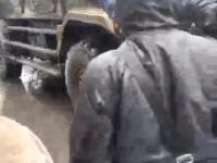 Ukraińcy cywile blokują Rosyjskie konwoje
