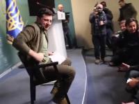 Prezydent Zełenski jak szef. Przyniósł ze sobą krzesło, siadł przy wszystkich reporterach i...
