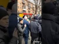 Antyrosyjskie protesty Ukraińców w Chersoniu zajętym przez Rosjan