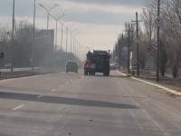 Berdiańsk. Przejeżdżający samochód rzuca koktajlem mołotowa w pojazd okupanta rosyjskiego