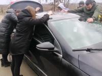 Ukraińscy żołnierze przeszukują samochód, gdy nagle dochodzi do zwrotu akcji