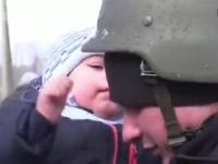 Ukraiński policjant żegna syna