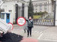 Lotna Brygada Opozycji zrzuca węgiel pod bramą Ambasady Rosji