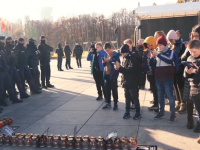 Dzieci śpiewają hymn Polski przed kordonem policji - czy mamy już Białoruś?