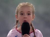 Kilkuletnia Amelka z Ukrainy wykonała na łódzkiej scenie hymn swojego kraju