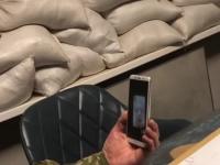 Ukraiński żołnierz dzwoni do dziewczyny zmarłego ruska