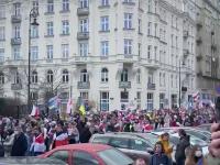 Tłumy Białorusinów ruszyły protestować pod Rosyjską ambasadą w Warszawie