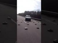 Omijanie min na drodze koło Kijowa