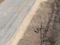 Ruski żołnierz zdradza pozycje swojej jednostki uciekając przed dronem