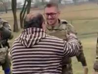 Po miesiącu walk ukraiński żołnierz odwiedza swoich rodziców