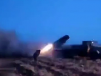 Dwa ujęcia ostrzałów rakietowych w wykonaniu Ukrainy