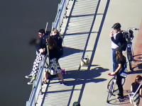 Dziewczyna za barierkami mostu nad Wisłą - takie zgłoszenie otrzymali policjanci