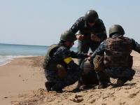 Rozbrajanie miny przez ukraińskich żołnierzy