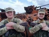 Ukraińscy żołnierze nagrali teledysk do „Bayraktar” na tle wraków rosyjskich czołgów