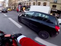 Mikołaj na motocyklu goni kobietę, która potrąciła pieszego