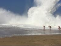 Gigantyczna fala na plaży Lumaha'i w Kauai na Hawajach