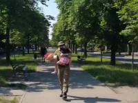 Ukraiński żołnierz wita się z córką po 110 dniach walki na froncie
