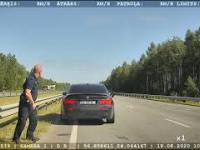 Policjanci nie mieli do niego litości. Uciekinier z BMW Serii 7 został zepchnięty do rowu