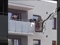 24-latka wpadła w szał, zaczęła wyrzucać przez balkon akcesoria kuchenne i wyskoczyła z balkonu