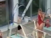 Kiedy ojciec filmuje skok syna do basenu