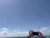 Ruscy turyści witani przez samolot na plaży w Maiami