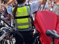 Policjantka w Niemczech w czasie Parady Równości