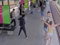 Szalona kobieta popycha mężczyznę pod nadjeżdżający pociąg w Szwecji