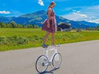 Wiejska panienka pokazuje niebywałe triki na rowerze