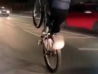 Efektowna uliczne triki na rowerze