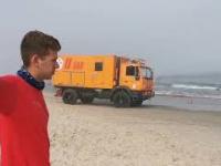 BSR Kołobrzeg w akcji usunięcia łodzi z mielizny na plaży w Kołobrzegu