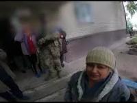 Mieszkańcy ze łzami w oczach witają wyzwolicieli którzy wyparli Ruskich po pół roku okupacji