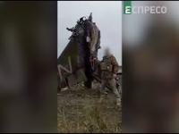 Ukraińcy zbierają wrak kolejnego ruskiego Su-25 pod Charkowem 