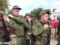 Rosyjscy rezerwiści pokazują swoje doświadczenie z noszeniem karabinu