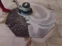 Mycie dywanika który leżał chyba w kopalni