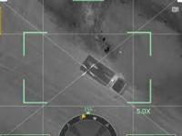 Ukraiński dron zrzuca pocisk AT na rosyjską ciężarówkę przewożącą amunicję