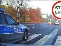 Policja w BMW wyprzedza na przejściu dla pieszych