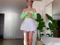 Dziewczyna uczy shuffle dance