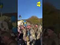 Ukraińcy żołnierze witani na wyzwolonych terenach 