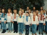 Ukraińskie dzieci śpiewające hymn Polski