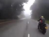 Zapierniczanie motocyklem we mgle to nie jest najlepszy pomysł
